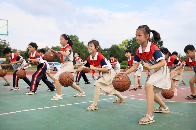 在学校怎样
练习
篮球的（6至13岁篮球练习
底子
课程）《在学校怎么练篮球》