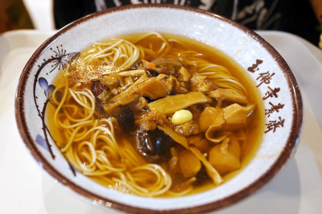 城事|上海玉佛寺情暖重阳节:吃长寿面领重阳糕,看梵乐演出