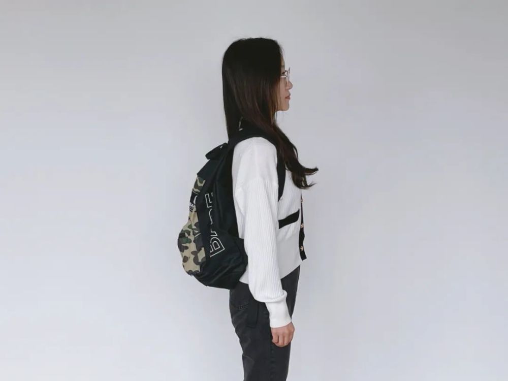 看你背包的样子就知道脊柱受伤不轻