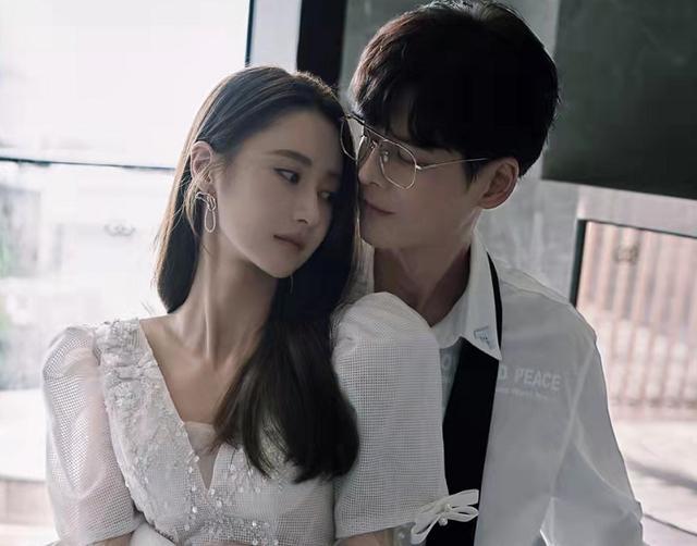 44岁郭品超官宣婚讯!与小19岁女友海边拍婚纱照,已在北京买婚房