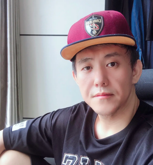 《浙江之声》《嘻哈大咖秀》等等,虽然干着一份主持人的工作,但是郑雷