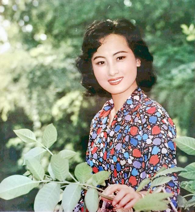 美女程晓英当年齐名刘晓庆却当红时息影如今74岁近照曝光优雅知性