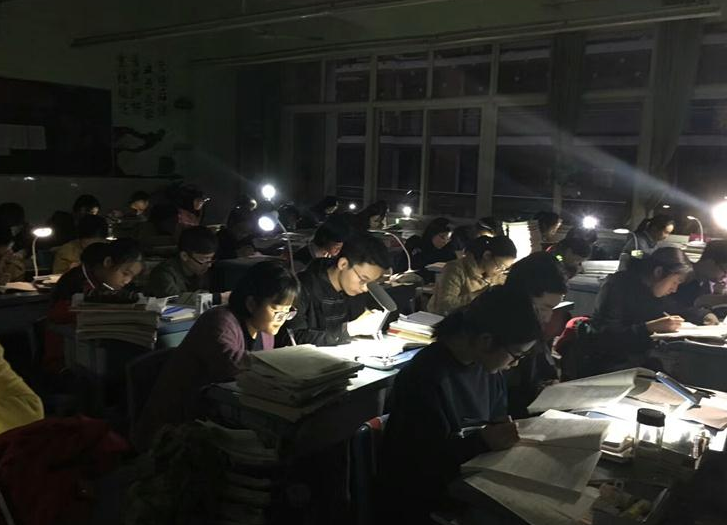 大学女老师下课没关投影仪,看到搜索记录后,学生羞愧的低下了头