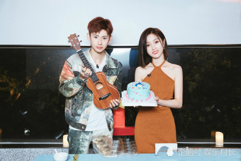 综艺中也有吻戏吴宣仪与小鬼王琳凯天台青涩接吻二人微表情显露紧张