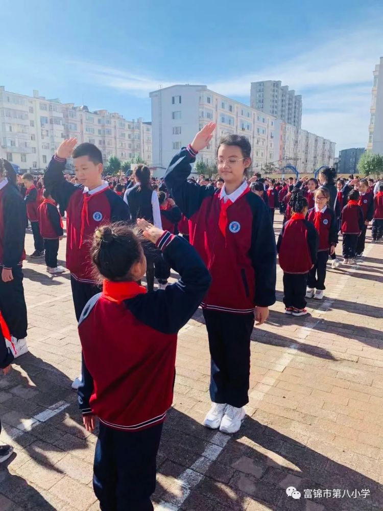 青春富锦团市委组织第八小学开展请党放心强国有我主题入队仪式