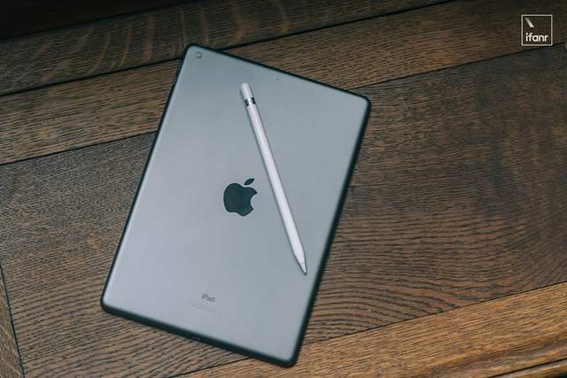 還有一個細節,除了 ipad 2021,另外四款平板都沒有 3.5mm 耳機接口.