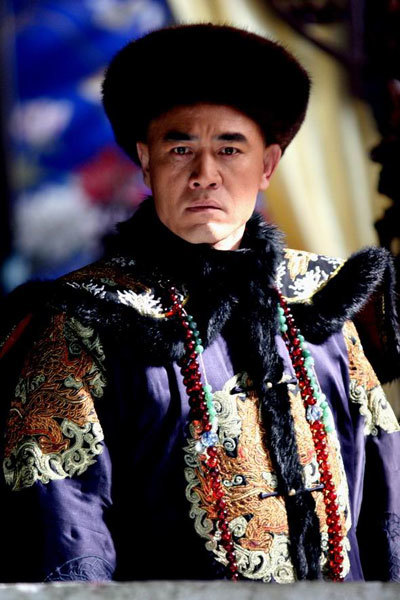 陈宝国形象好,演技也好,他饰演的帝王威慑八方,他饰演的警察正气凛然