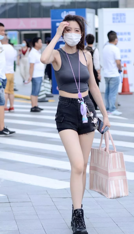 短靴热裤露脐装美女双腿白皙清凉时尚