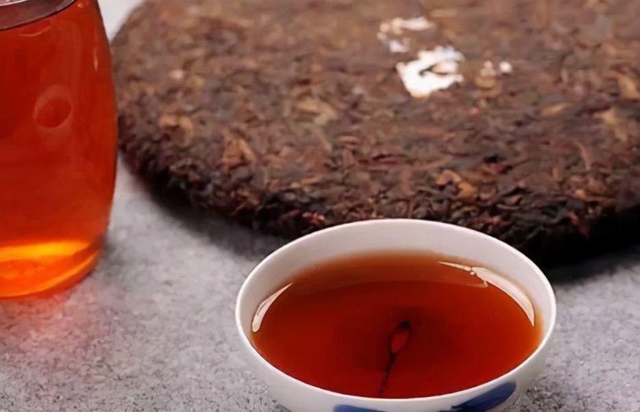 堆温来源于杀青后的残余温度 而普洱熟茶是先初制为晒青毛茶,而后再