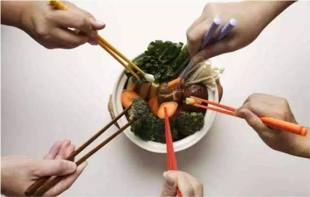 饭局上领导给你夹菜别说谢谢教你三招这么做讨人喜欢