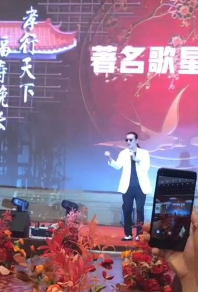 58岁歌手黄安现身商演，观众稀少依旧卖力，曾创央视最高收视纪录