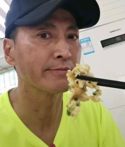 何家劲招工3500被嫌低，晒员工餐回应质疑：你以为容易呀！