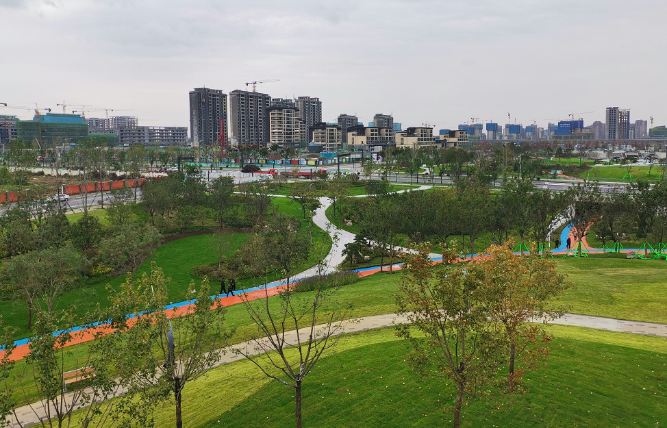 空港城市中心公园位于空港新城都市生活片区,明义路以东,草堂大街以南