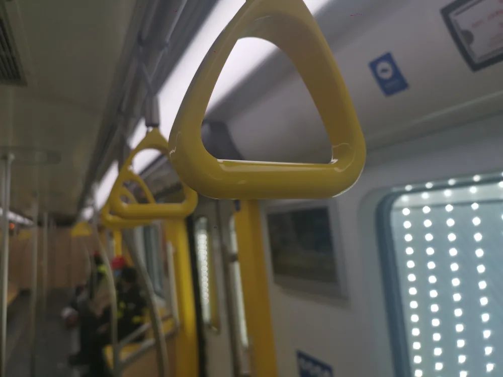 车厢内的吊环扶手几乎纹丝不动.