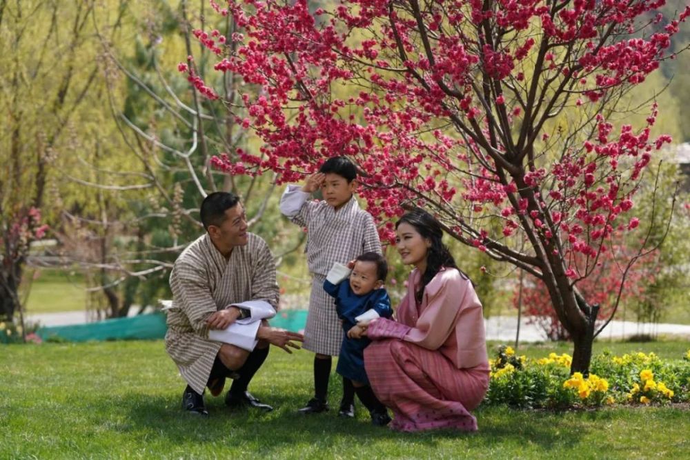 不丹90后王后结婚10年 童话爱情生俩娃 伺候5个 太后 爱穿民族风 腾讯新闻