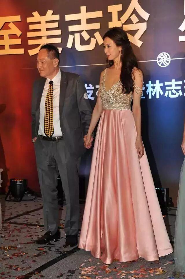 王中磊女儿出道当导演，众多戏骨流量撑场，现场打扮精致像走红毯600369长运股份