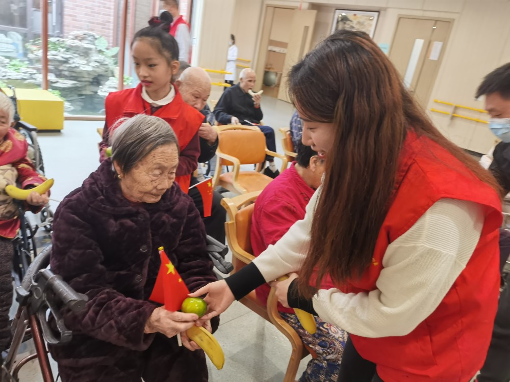 溫暖重陽節鄭州經開區實驗小學學生走進敬老院送上祝福