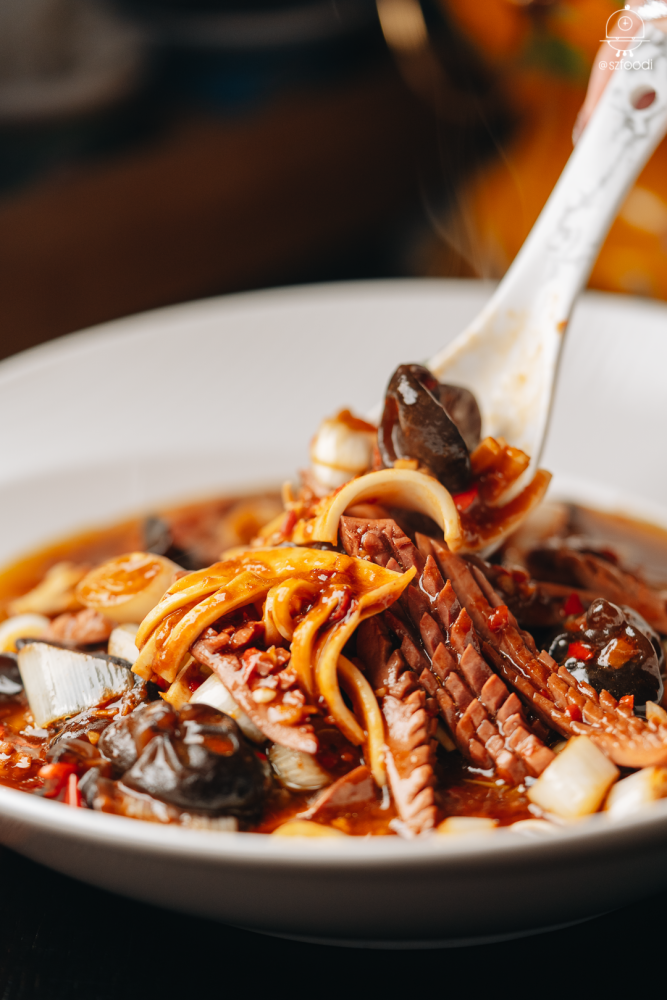 腌制处理过的腰花加入黄喉爆炒30秒,菜一上桌香味就到处直窜,一点都不