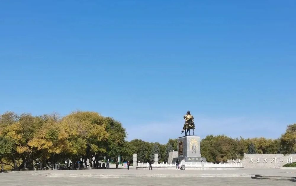 乌兰浩特市暖色秋日繁华里诗情画意是家乡