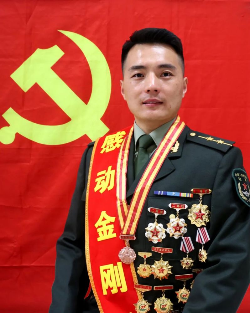 他被称为"宝藏指导员" 从士兵到上尉 军旅生涯就是一部传奇 他的荣誉