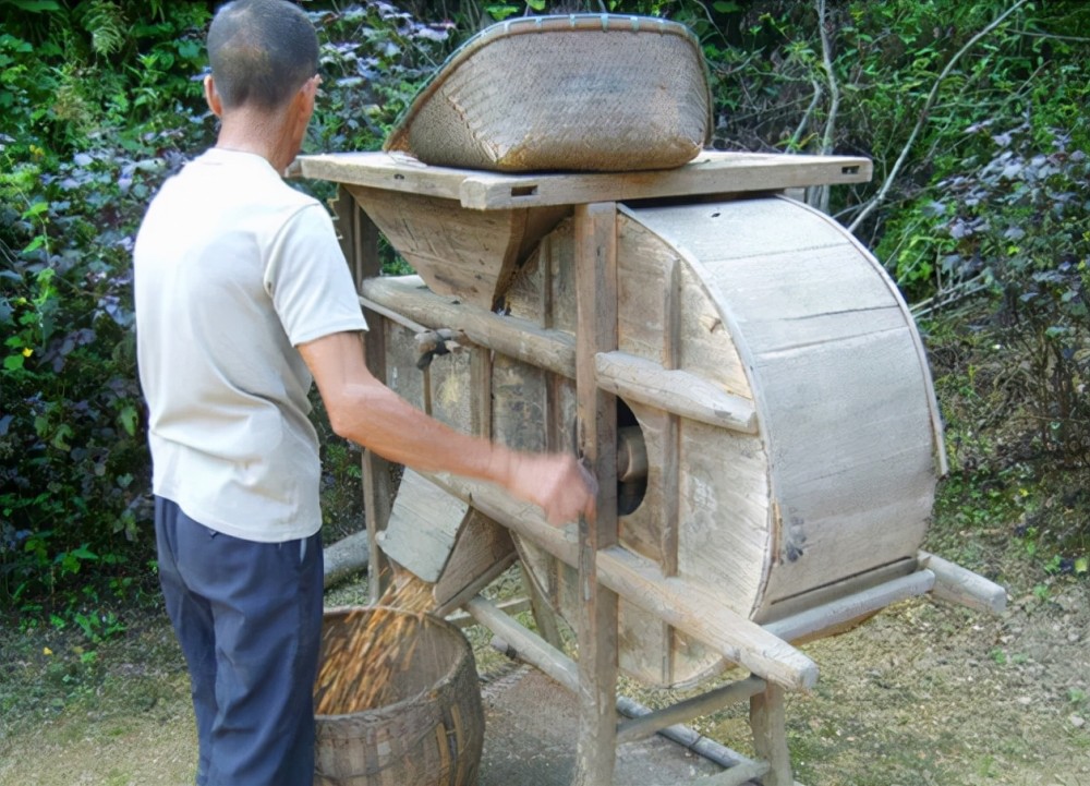 舂米用的碓子稻杆叉弹棉花竹子扫把打稻机打豆杆各种锄头粪箕和扁担