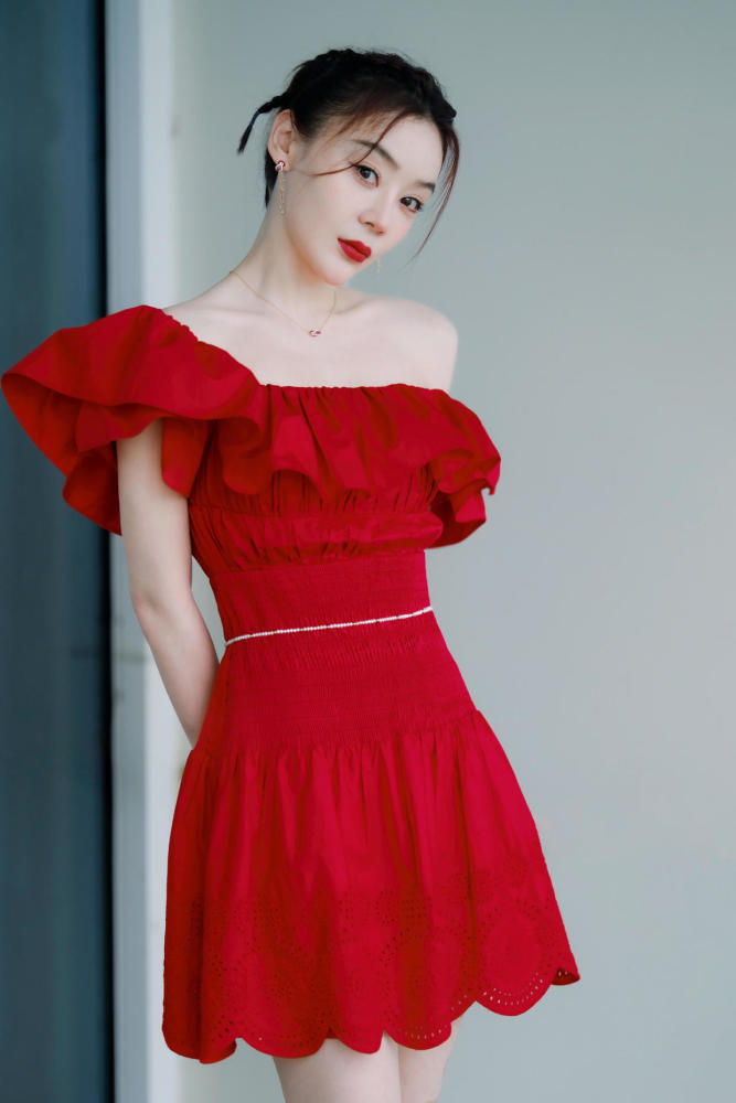 辛芷蕾的美真是与众不同，穿红色针织裙时髦精致，气质堪比超模全国十大少儿英语培训品牌