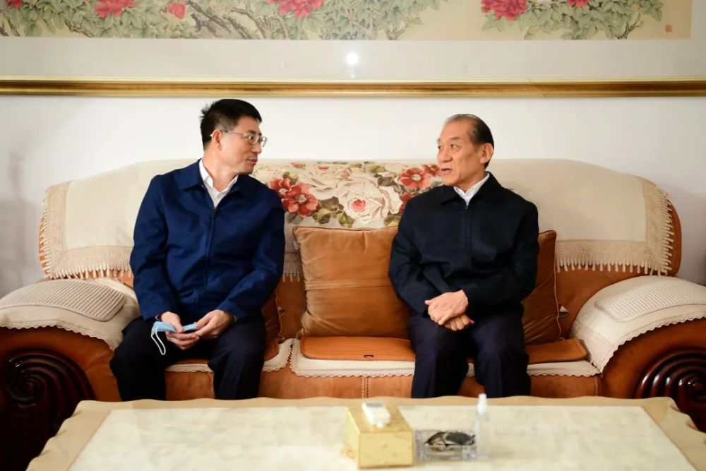 厅长范华平专程看望慰问了在济老领导高新亭,孟庆丰,曲植凡和毕宝文