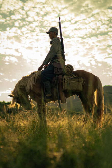 我和我的父辈剧照发布吴磊身着军装眼神坚毅氛围感拉满