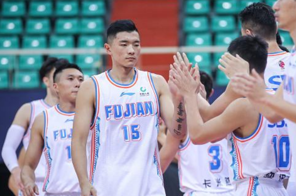 区俊炫 CBA三消息：新疆爆冷憾负福建，状元秀狂砍22分，阿不都表现低迷