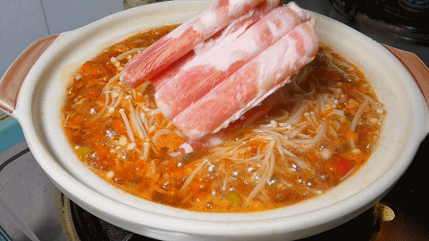 天气转凉,多吃羊肉滋补一下,搭配金针菇一起煲,营养味美