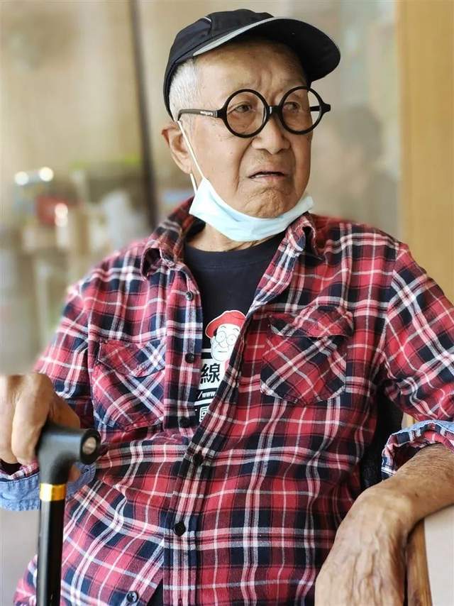 90岁资深老戏骨持续高烧不退,肺部感染及积水情况严重|肺积水|陈炳楠
