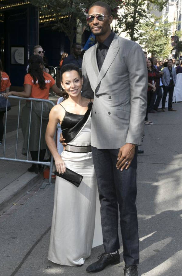 nba NBA球星人高马大，奥胖和波什等球星为何更愿意找矮个子女友？