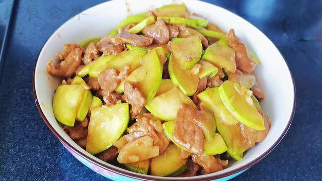 鲜嫩入味的西葫芦炒肉片,做法简单的同时,营养美味,好吃又下饭_腾讯