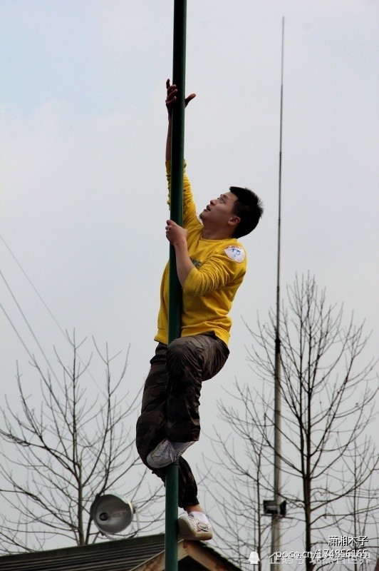 爬杆是学校的一种体育运动,器材简单廉价,易于安装,所以除了单双杆,是