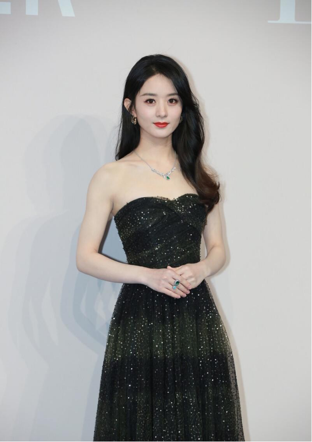 33岁赵丽颖穿衣真大胆,穿黑纱透视裙亮相,尺度刚好显高级