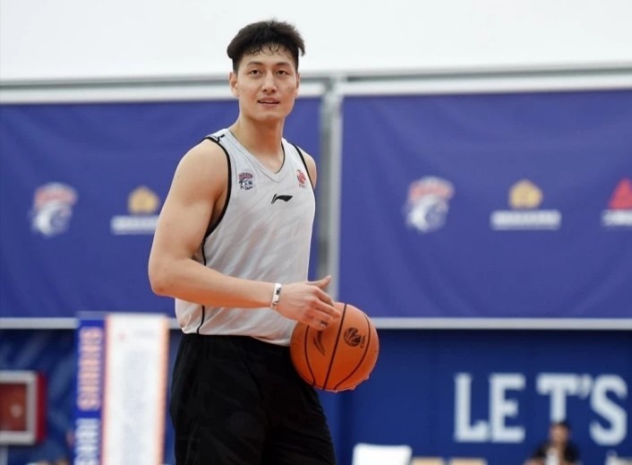 周琦 CBA3消息！状元秀大爆发，新疆迎来周琦接班人，3少完爆男篮主力