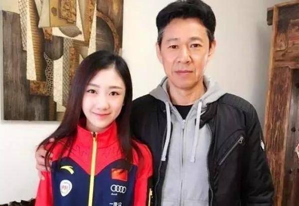 家暴前妻吕丽萍、嫌弃亲儿子的张丰毅，把继女宠成公主