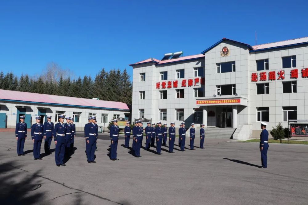 开展队列训练练出指战员精气神