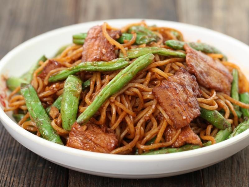 喜欢吃美食的朋友都知道,河南有一个特色的美食就是河南焖面啦.