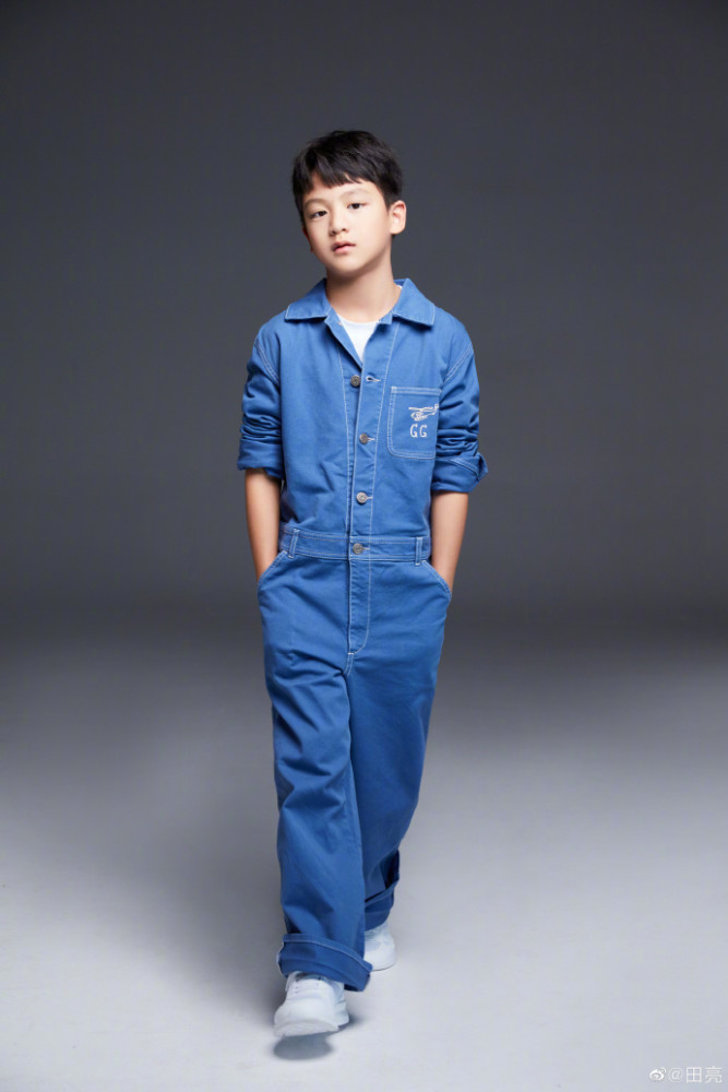 田亮晒与儿子写真小亮仔插兜耍帅被调侃想帅过老爸再等两年