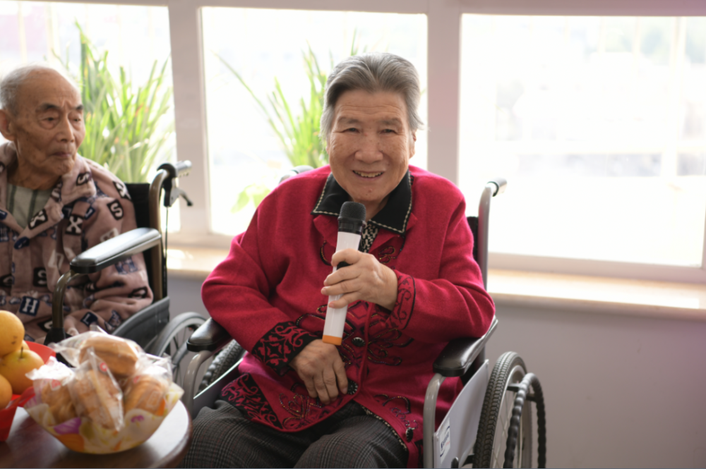 老人刘守芬为大家表演《刘巧儿选段 花为媒选段》等节目