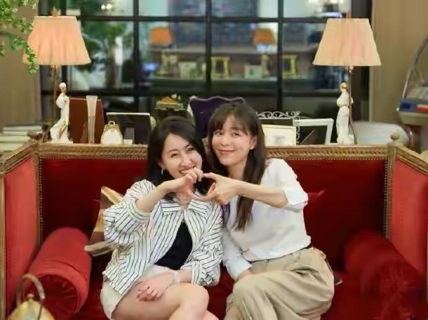 网友偶遇张静初合影,发腮明显脸上没了胶原蛋白,但纯天然不假!