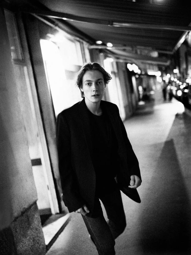 charles俊朗的脸庞和那股忧郁的文艺气质不由让人想起年轻时的yves