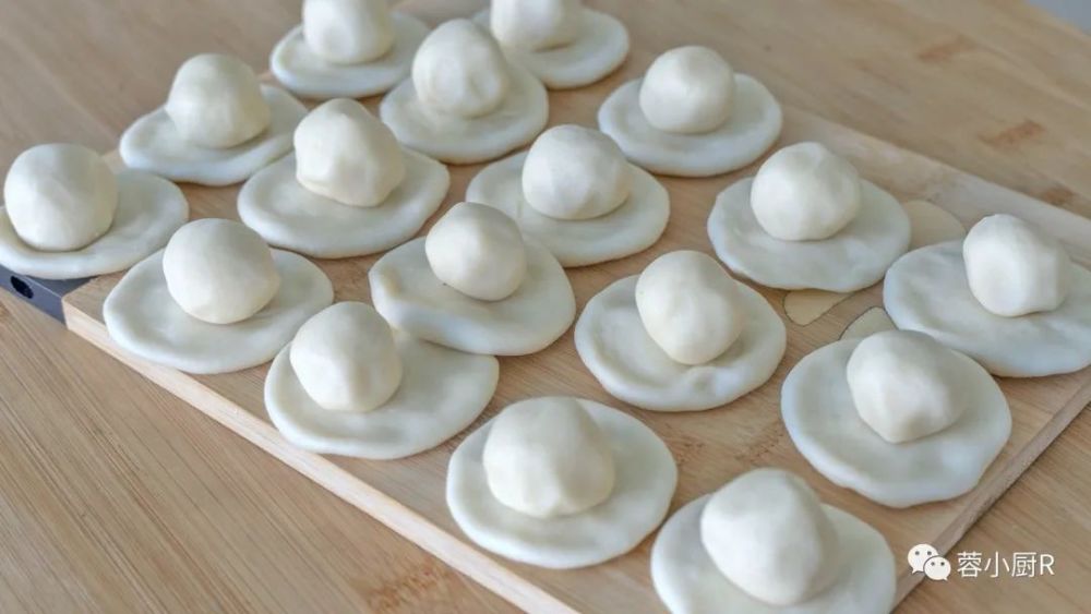 6,现在来处理油酥面团儿,同样的搓长条后分成小面剂,份数也是18个,搓