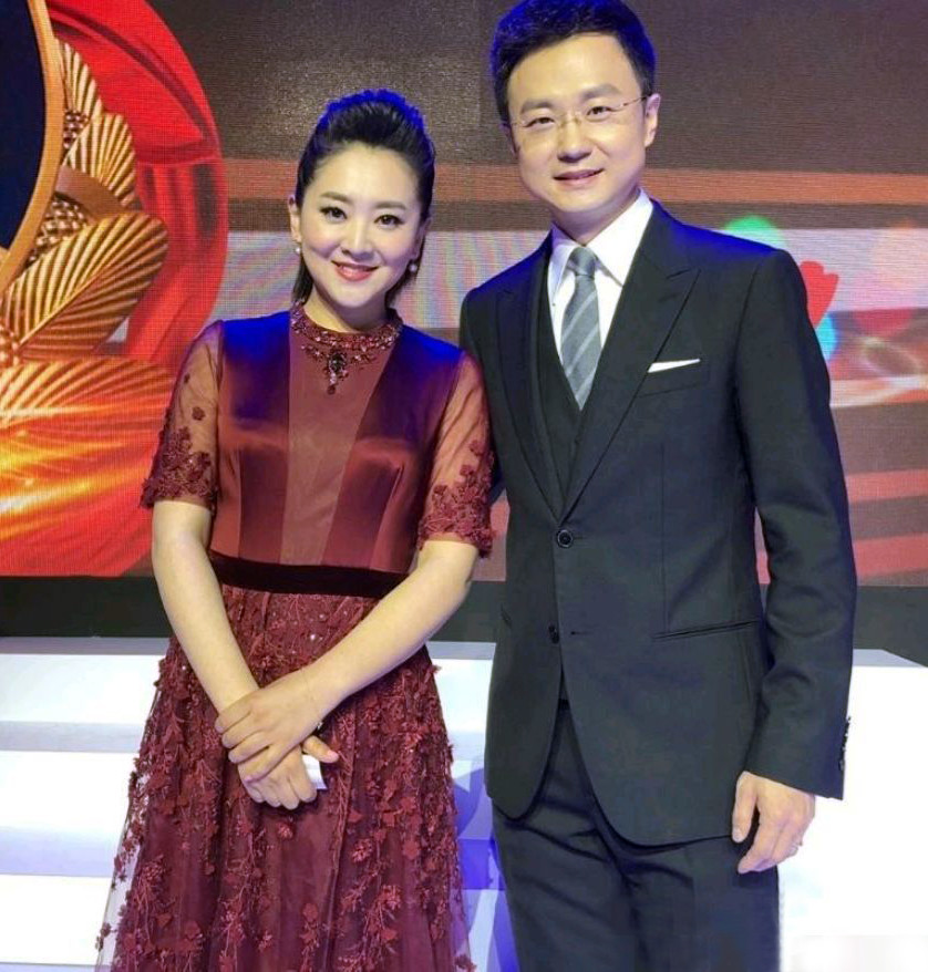 月亮姐姐与刚强是同事,对他非常了解,叹息道:"刚强长得帅,人品好