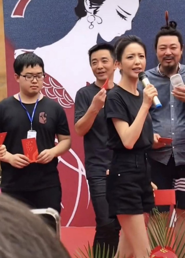 佟丽娅在开机仪式现场指挥,颇有领导风范,网友喊话退休后当导演