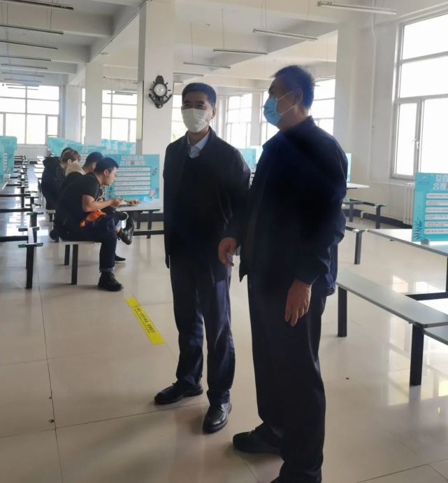 恢复线下教学第二天哈尔滨石油学院校领导深入学生食堂看望就餐师生