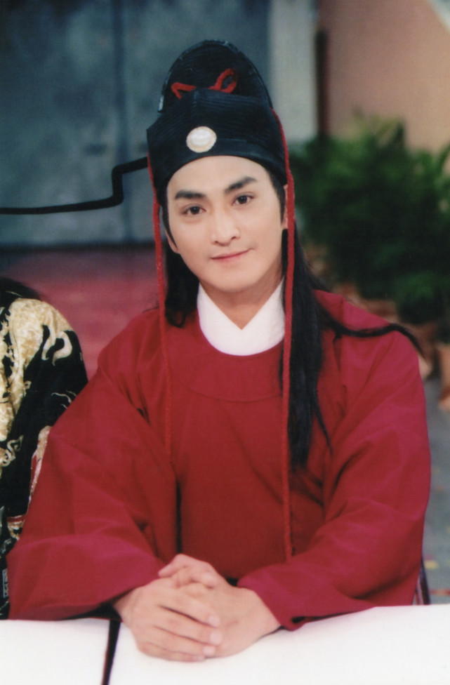 身价过亿招工月薪350061岁何家劲被嘲