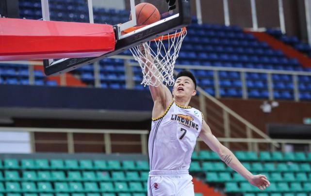 张镇麟暴扣一幕新赛季再度上演22岁金金果然是灌篮高手