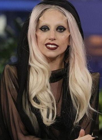 但ladygaga也因为种种在世俗眼里看似出格的行为而受